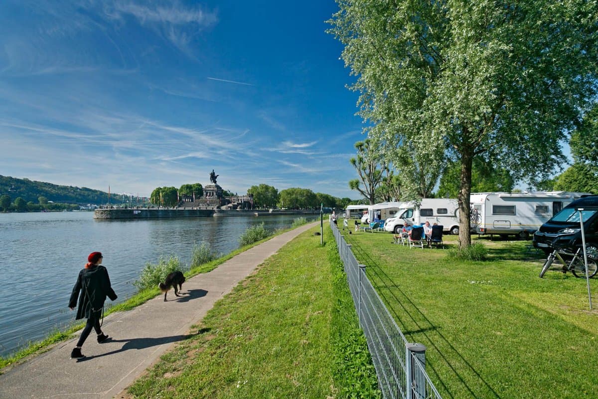 Stellplätze am Ufer Galleriebild