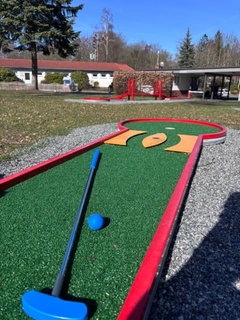 18 coole Bahnen Minigolfspaß Galleriebild